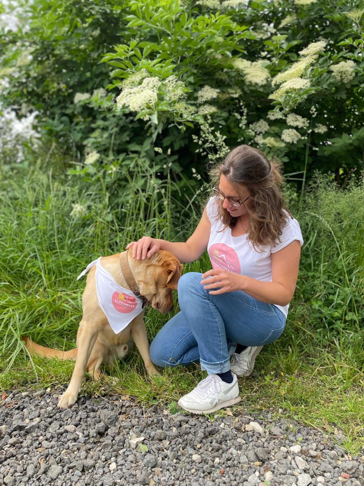 Hundefutter Fortbildung und trendige Alpenwuff T-Shirts